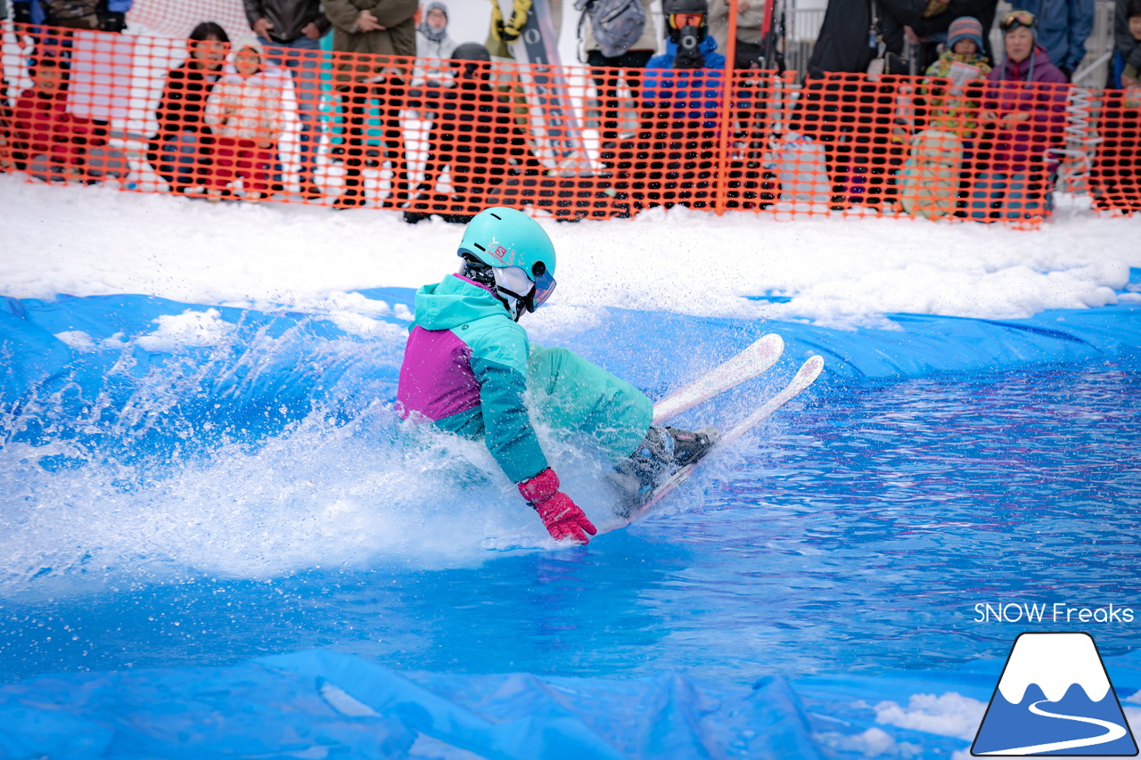 富良野スキー場｜季節は、まだ冬？それとも…？小雪が舞い、たくさんの雪が残る富良野スキー場で、春の恒例イベント『春スキー池渡り大会』開催(^^)/